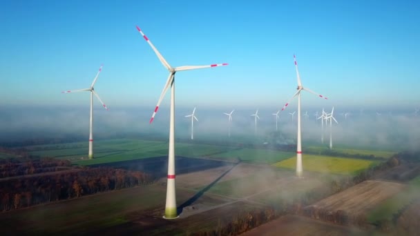 Turbinas eólicas que giram no campo agrícola — Vídeo de Stock