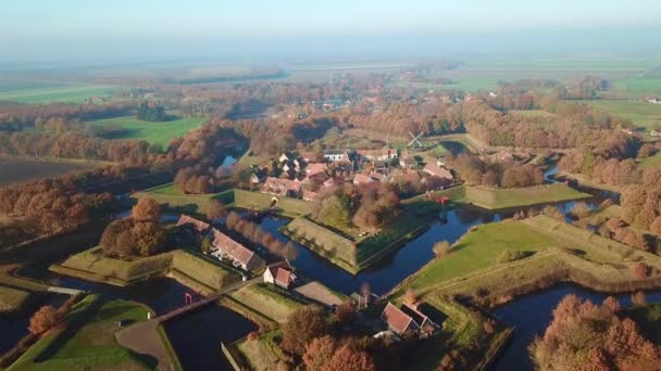 Vol au-dessus de la ville fortifiée de Bourtange aux Pays-Bas — Video