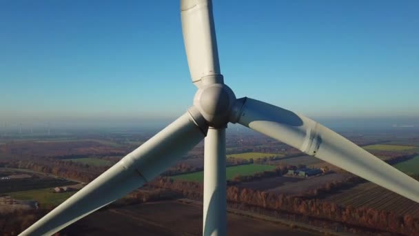 Detailní záběr rotující větrné turbíny oddalující — Stock video