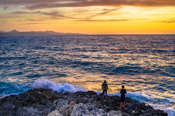 Dois Meninos Olhando Para Pôr Sol Sobre Mar Mediterrâneo Costa — Fotografia de Stock