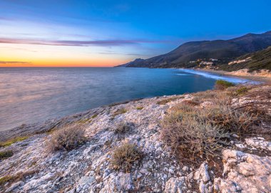 Cap Corse, Corsica, Fransa 'nın kayalık kıyı şeridinde renkli bitki örtüsü