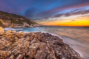 Akdeniz üzerinde gün batımı ve Farinole, Korsika, Fransa, Ağustos yakınlarındaki Kaptan Corse 'un kayalık kıyı şeridi