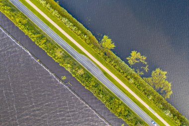 Weerribben Wieden Ulusal Parkı, Overijssel, Hollanda üzerinden Causeway 'in yukarıdan görünüşü