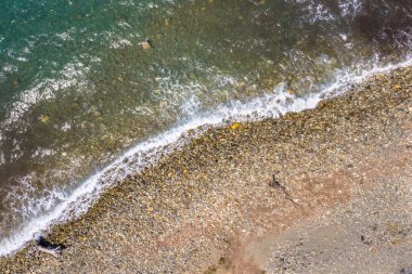 Fransa 'nın Korsika sahilindeki deniz dalgalarının yukarıdan görünüşü.