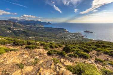 Fransa, Korsika 'nın kuzey ucundaki Col de la Serra' dan Kaptan Corse 'a bakın.