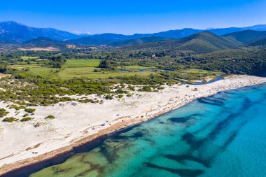 Ile Rousse, Calvi, Fransa yakınlarındaki Korsika Adası 'nın kuzeydoğu sahilindeki Ostriconi plajına bakın.