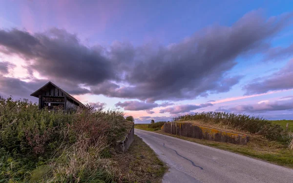 Gün Batımında Bulutlu Gökyüzünün Altında Hendekten Yol Geçidi Usquert Groningen — Stok fotoğraf