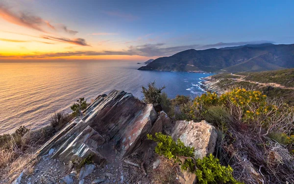 Konstnärliga Sedimentära Bergarter Med Vegetation Och Utsikt Över Cap Corse — Stockfoto