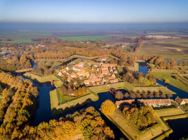 Bourtange 'ın tahkimat köyünün hava manzarası. Bu, Groningen Eyaleti 'nde sonbahar renklerinde yukarıdan görülen tarihi bir kaledir.