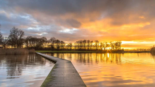 Houten Loopbrug Meer Onder Oranje Zonsondergang December Drenthe Nederland — Stockfoto