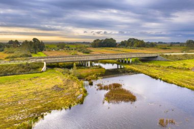 Ulusal park Weerribben Wieden bataklığı, Overijssel, Hollanda 'daki su samurları ve diğer su altı yaban hayatı için nehir köprüsü..
