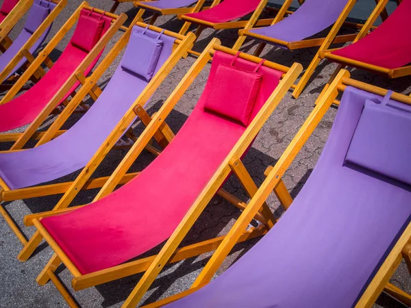 Mor Pembe Renkli Boş Klasik Plaj Sandalyeleri Coronavirus Yaz Tatili — Stok fotoğraf