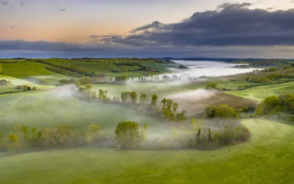 Saftig Grünes Flusstal Mit Bäumen Morgennebel Der Toskana Italien April — Stockfoto