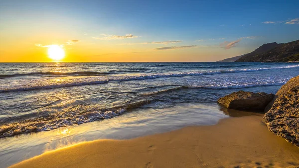 Pôr Sol Mar Mediterrâneo Partir Fina Praia Areia Dourada Córsega — Fotografia de Stock