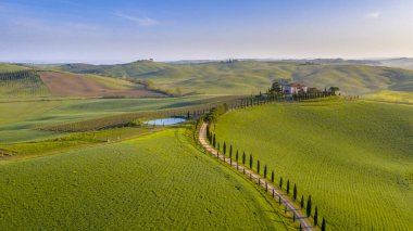 İtalya 'nın Val d' Orcia kentinde sabah sisinde Toskana 'nın Hilly kırsalının havadan görünüşü.