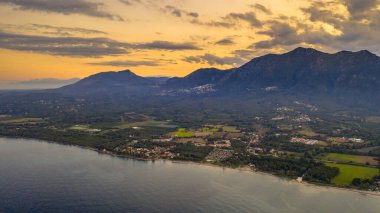 Korsika 'nın hava manzarası Moriani Plage, Fransa' da gün batımında görüldü.