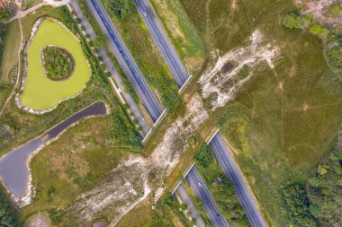 Dwingelderveld Ulusal Parkı, Beilen, Drenthe, Hollanda 'daki Ecoduct Yaban hayatının Havadan görünüşü