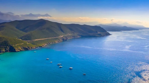 Flygfoto Över Korsikas Kust Blå Medelhavet Med Segelbåtar — Stockfoto