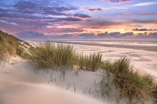 オランダのフリースラント島から北海上の砂丘の上からの夕日 — ストック写真