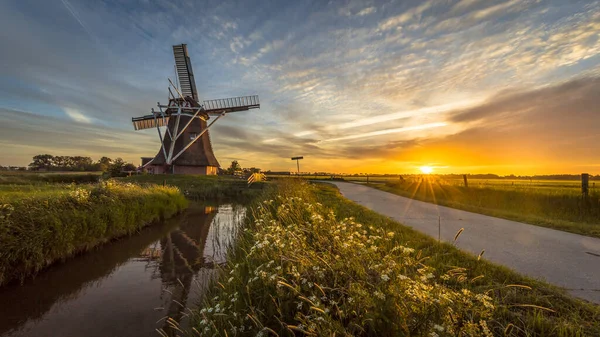 Mulino Vento Legno Olandese Lungo Pista Ciclabile Tramonto Nel Campo — Foto Stock