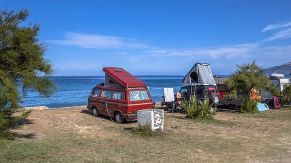 Acampantes Motorhomes Com Vista Para Mar Partir Seu Acampamento Praia — Fotografia de Stock