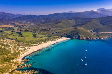 Ile Rousse, Calvi, Fransa yakınlarındaki Korsika Adası 'nın kuzeydoğu sahilindeki Ostriconi sahili üzerinde hava görüntüsü