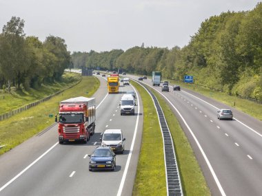 A1 Otoyolu 'ndaki trafik yukarıdan görüldü. Burası Hollanda 'nın en işlek otobanlarından biri.