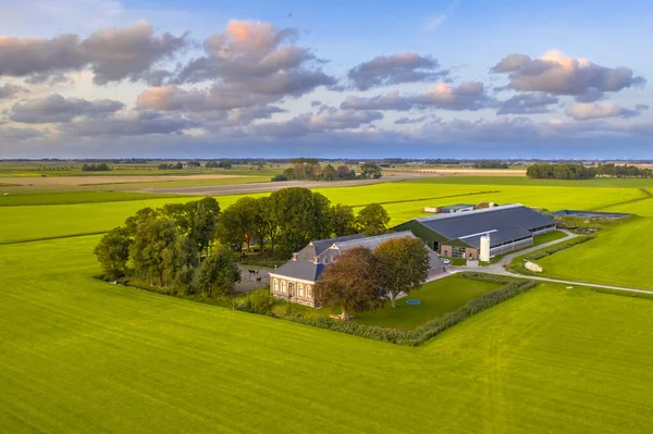 Luchtfoto Van Open Landbouwlandschap Met Weiden Boerderijen Onder Bewolkte Zonnige — Stockfoto