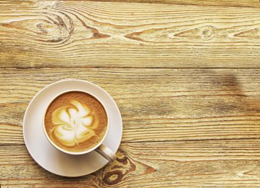 Kapuçino eski ahşap zemin ile kahve fincanı