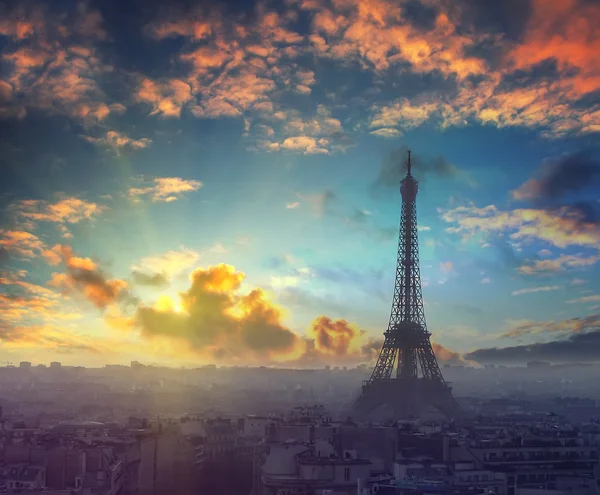 Gyönyörű naplemente és drámai ég felett a Párizs, Franciaország-az Eiffel-torony az őszi időben, este — Stock Fotó