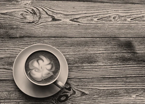 Xícara de café com cappuccino no fundo de madeira velha — Fotografia de Stock