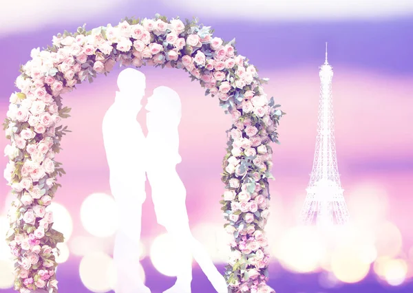 Düğün kemerin altında romantik aşıklar silüeti — Stok fotoğraf