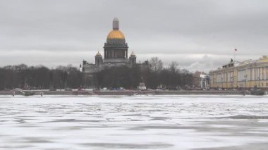Neva Nehri ve St Isaac's Katedrali, kış. St. Petersburg, Rusya Federasyonu