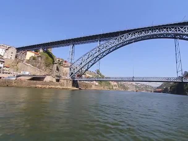 Pohled na Douro riverside, Porto, Portugalsko — Stock video