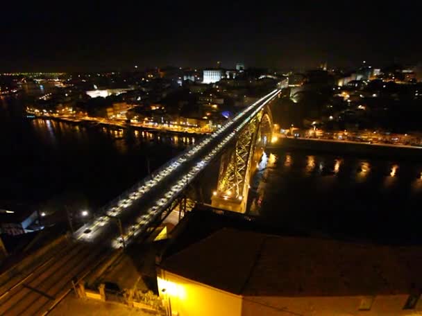 Porto, Portugal's nachts. Brug over de rivier Douro tijdens zonsondergang — Stockvideo