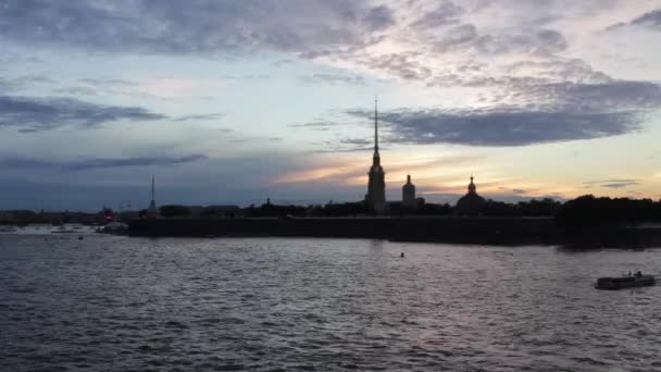 Klassischer Blick auf die Sankt-Peterburger Flusslandschaft bei Sonnenuntergang. — Stockvideo