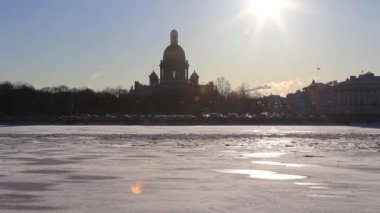 Neva Nehri Köprüsü ve St Isaac's Katedrali, kış zaman atlamalı. St. Petersburg, Rusya Federasyonu