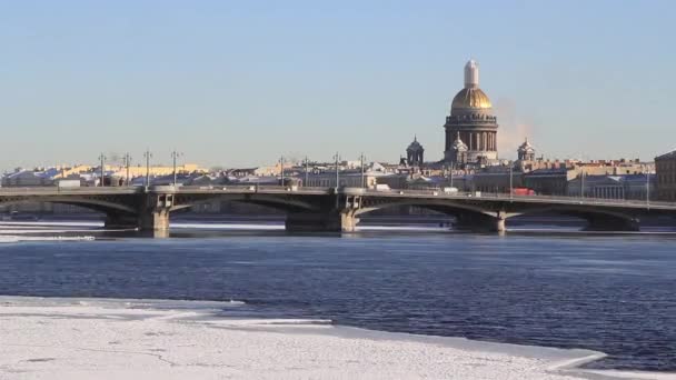 Временной мост через Неву и Исаакиевский собор зимой. Санкт-Петербург, Россия — стоковое видео