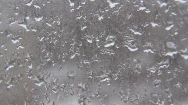 Kar üstünde belgili tanımlık pencere Bahar (Sonbahar) bulutlu gün erime.