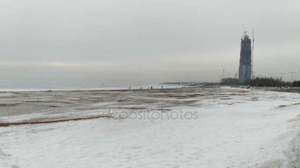 Torony tengeri jég szélén. Időközű felhőkarcoló építése. Saint Petersburg, Oroszország — Stock videók