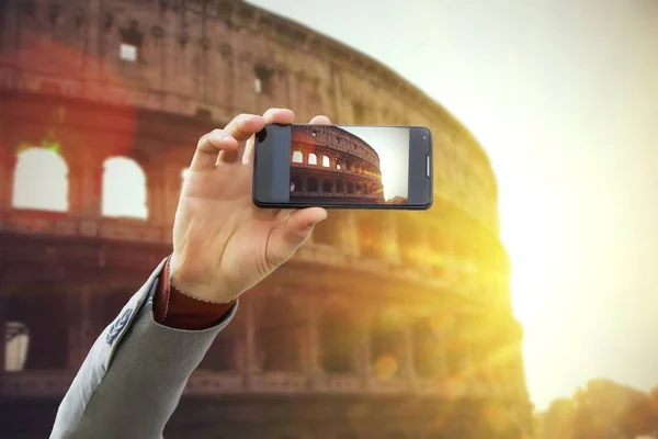 春夕日、ローマ、イタリアでコロッセオ前で写真を撮る観光客。旅行の概念 — ストック写真