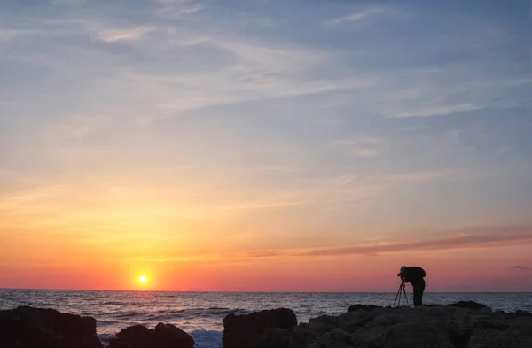 Silhouet van een fotograaf met een rugzak en een statief met een b — Stockfoto