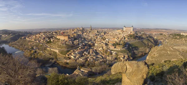 Vista panorâmica da cidade medieval de Toledo. Inclinar mudança estilo viagem fundo — Fotografia de Stock