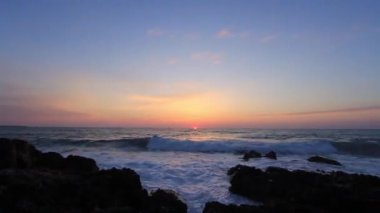 Deniz tarafında Timelapse günbatımında. Doğal video