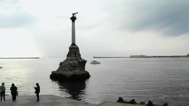 Monument voor gezonken schepen. Symbool van Sevastopol. Timelapse van Sebastopol baai. Crimea — Stockvideo