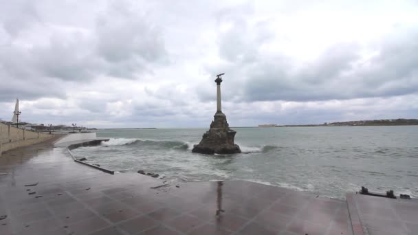 Monument voor gezonken schepen. Symbool van Sevastopol. Timelapse van Sebastopol baai. Crimea — Stockvideo