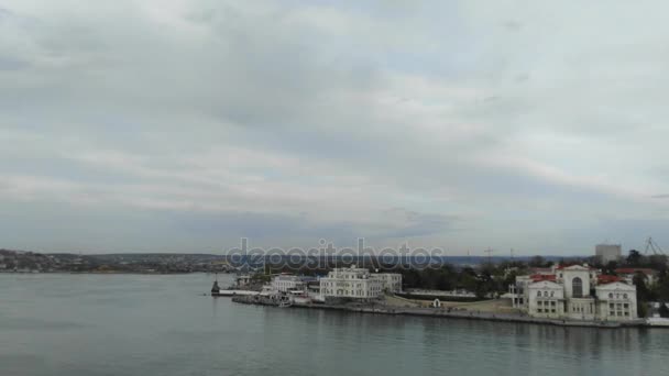 Timelapse de la bahía de Sebastopol con vistas al transporte marítimo desde arriba al atardecer. Crimea — Vídeo de stock