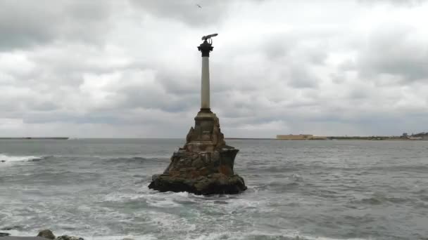 Emlékmű a legénységük hajók. Sevastopol jelképe. TimeLapse a Sebastopol öbölben. Crimea — Stock videók