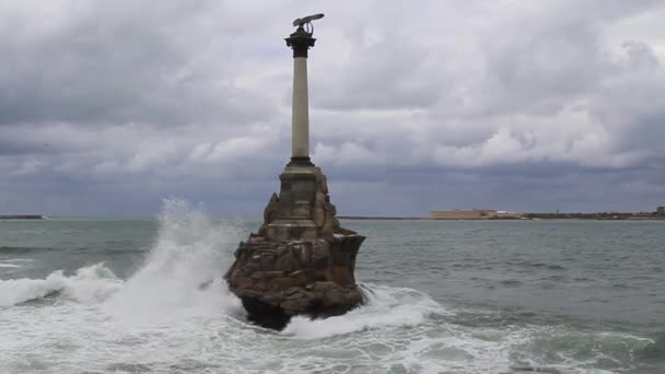 Monumen untuk menenggelamkan kapal. Simbol Sevastopol. Timelapse of Sebastopol bay. Crimea — Stok Video