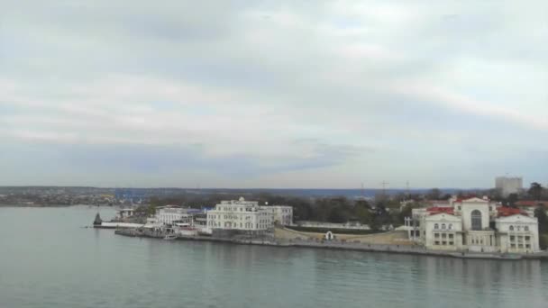 Timelapse της Σεβαστούπολης με θέα θάλασσα μεταφορών από ψηλά το ηλιοβασίλεμα. Κριμαία — Αρχείο Βίντεο